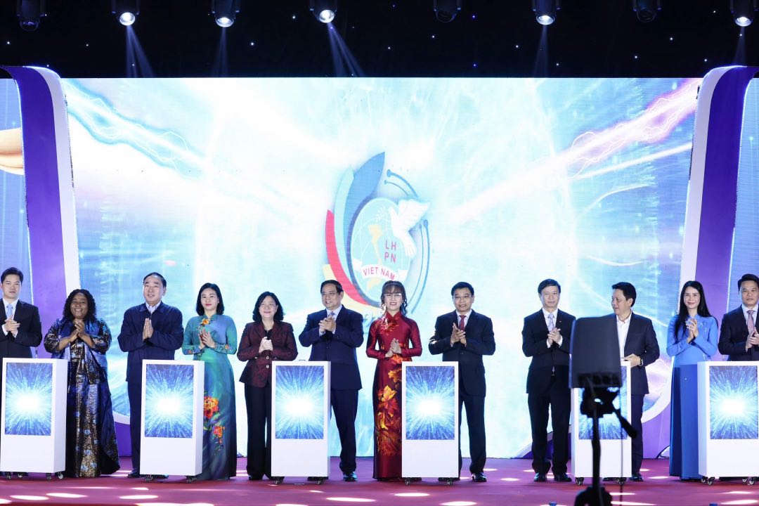 Prime Minister Pham Minh Chinh and delegates pressed the button to launch the implementation of Project 2415. Photo: Organizing Committee