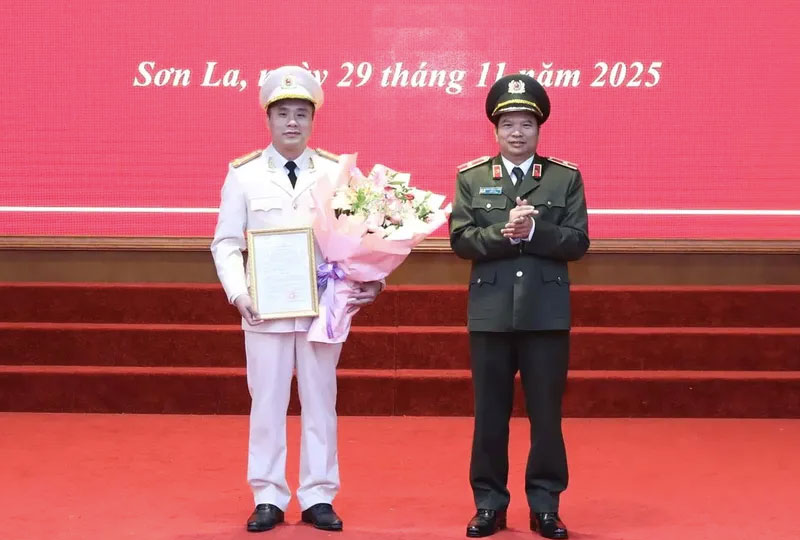 The new Deputy Director of Son La Provincial Police received the appointment decision. Photo: Son La Provincial Police