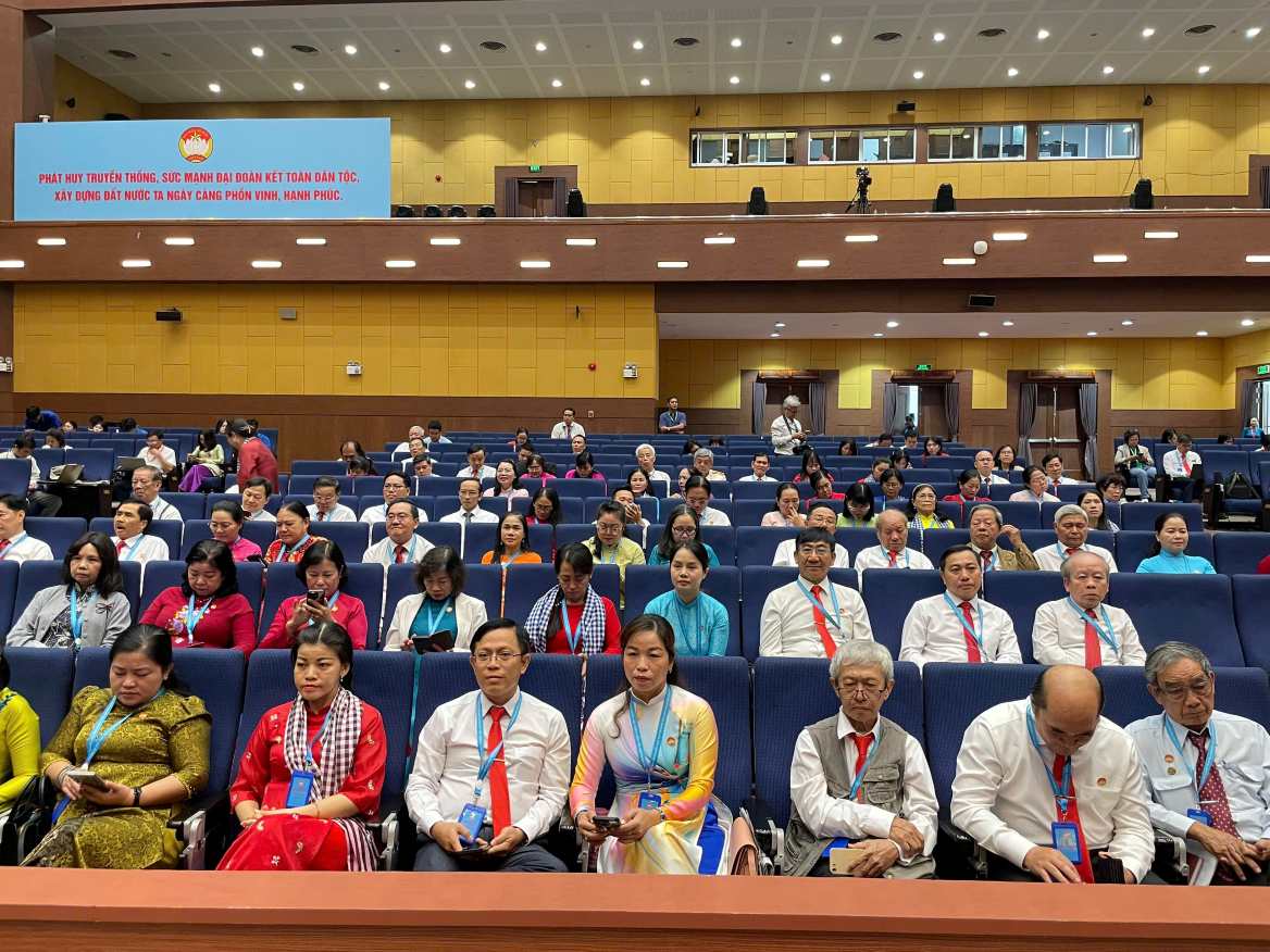 Dai bieu du hoi nghi. Anh: Dinh Trong