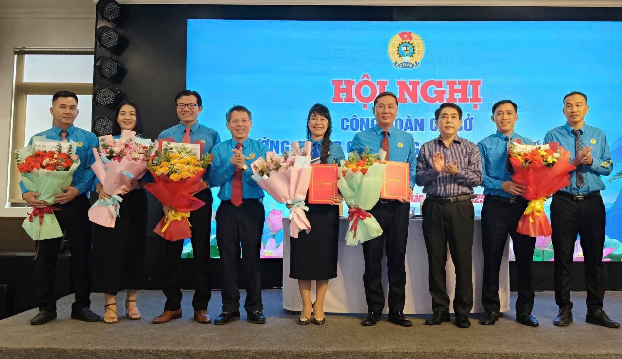 草の根技術労働組合 - 観光中等学校第 10 校は、2025 年から 2030 年期の第 1 回実行委員会会議を開催しました。  写真: クアン・トライ労働組合