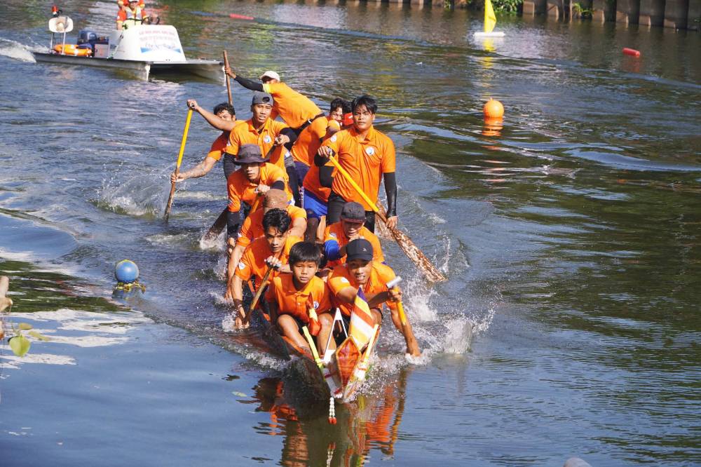 Các đội đua là người đồng bào dân tộc Khmer đến từ An Giang, Trà Vinh... có mặt từ sớm để khởi động, chuẩn bị ghe đua. Ghe đua là loại 12 tay chèo, gồm 1 lái và 1 chỉ huy. Ảnh: Thái Bảo.