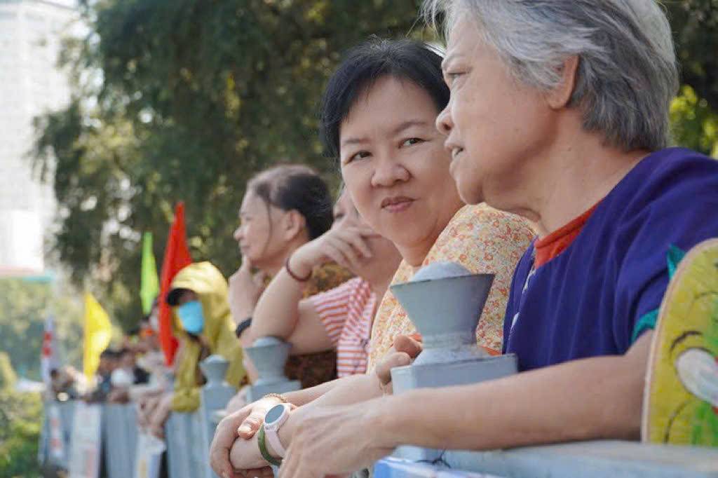 Người dân ven bờ kè kênh Nhiêu Lộc cũng hoà cùng không khí lễ hội. Ảnh: Thái Bảo.