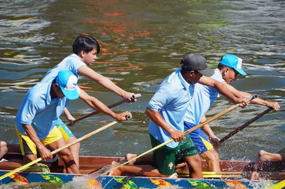 Khi những chiếc ghe cán đích, đội đua lẫn người xem như vỡ oà trong niềm vui và tự hào, để lại dư âm rộn ràng, phấn chấn khiến ai đã một lần chứng kiến đua ghe Ngo sẽ mãi không quên. Ảnh: Thái Bảo. 