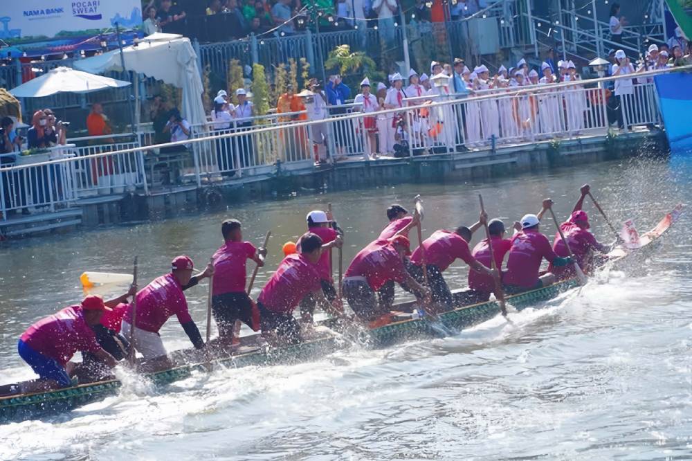 18 đội ghe tham gia tranh tài từ sáng sớm để chọn nhà vô địch đầu tiên của năm nay. Ảnh: Thái Bảo. 