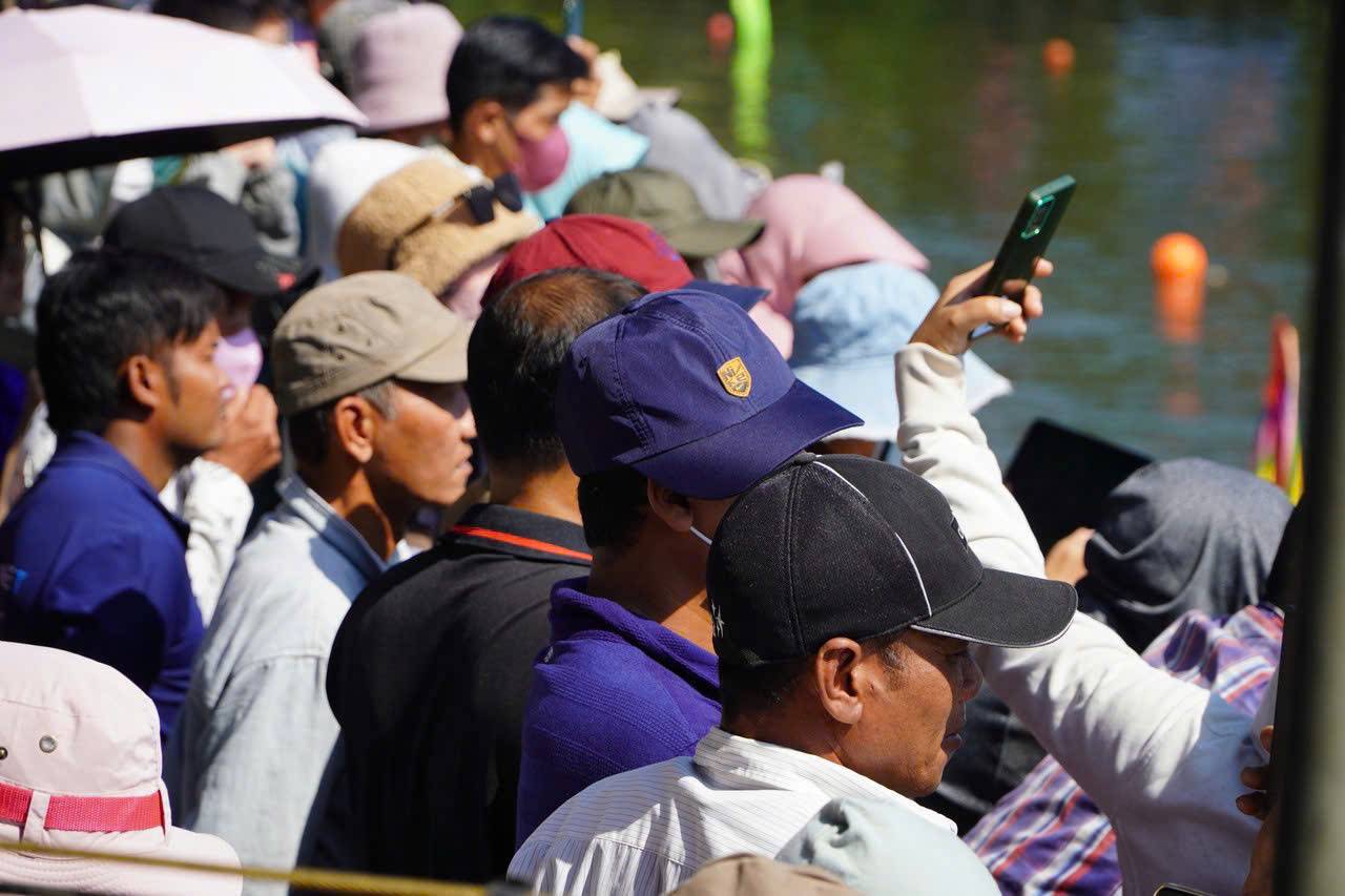 Khán giả nhiệt tình cổ vũ cho các đội thi giữa trời nắng gắt. Ảnh: Thái Bảo.