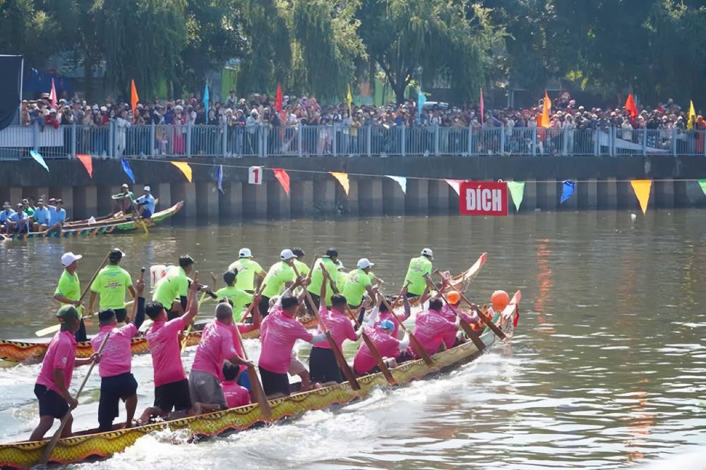 Càng gần vạch đích, những chiếc ghe rực rỡ sắc màu tăng tốc mạnh mẽ như mũi tên, mang theo khát vọng chiến thắng và tinh thần đoàn kết của cộng đồng Khmer. Ảnh: Thái Bảo. 