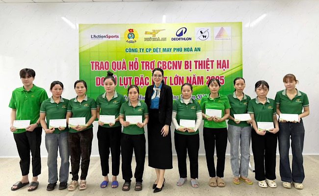 フーホアアン繊維服装株式会社の組合は、嵐や洪水で被害を受けた組合員や労働者に支援品を贈るよう調整した。写真：CDN