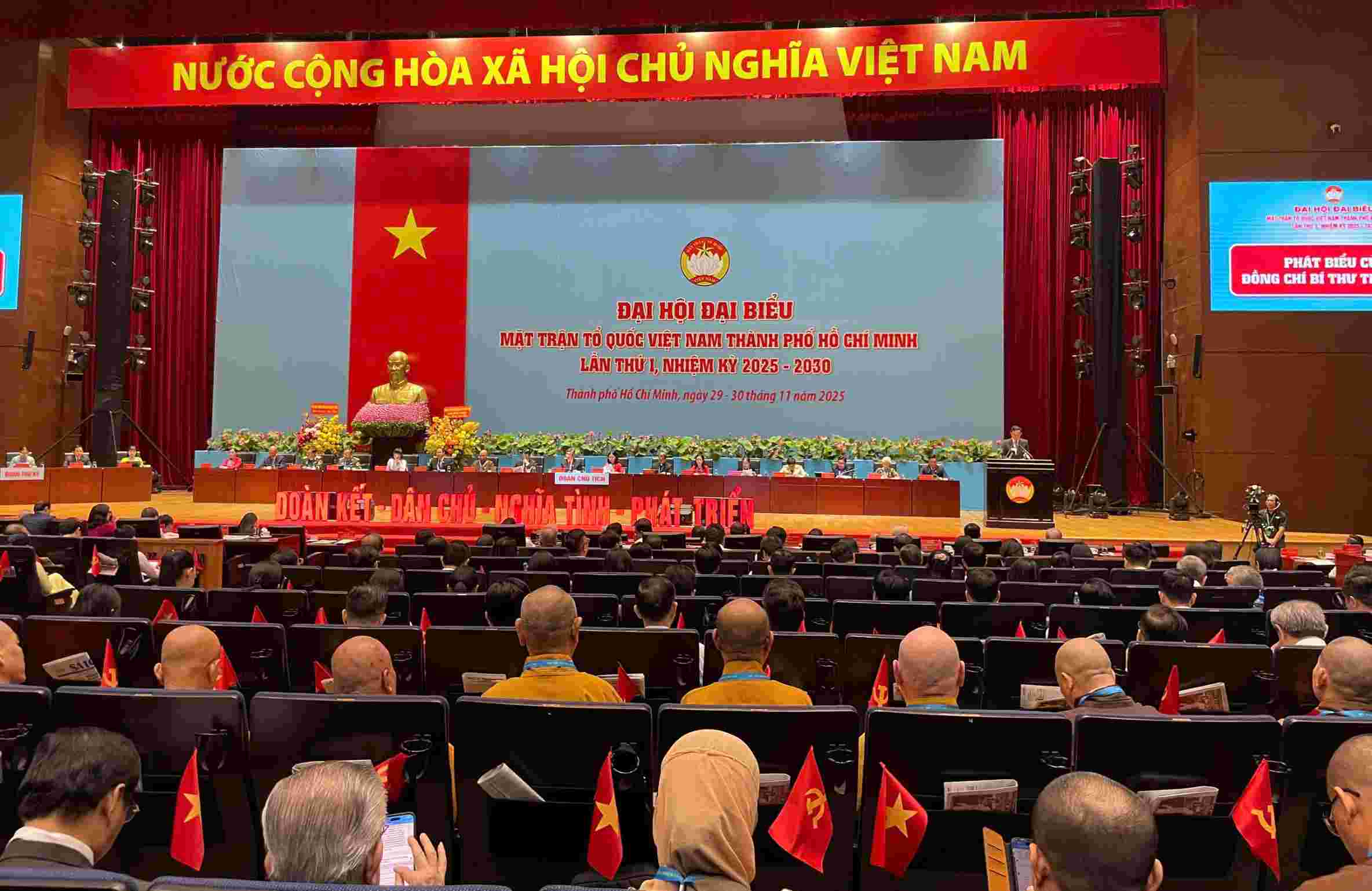 Quang canh dai hoi. Anh: Dinh Trong