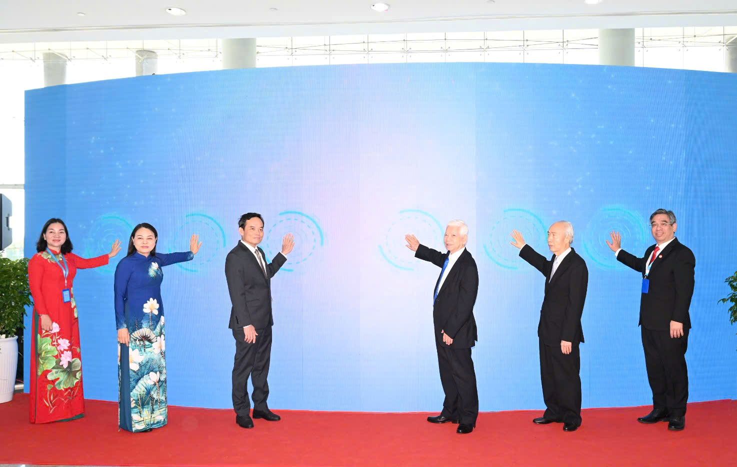 Tai Dai hoi Mat tran To quoc Viet Nam TPHCM lan thu I, nhiem ky 2025-2030, cac dai bieu da cung du le ra mat ung dung An sinh xa hoi so TPHCM. Anh: MTTQ TPHCM