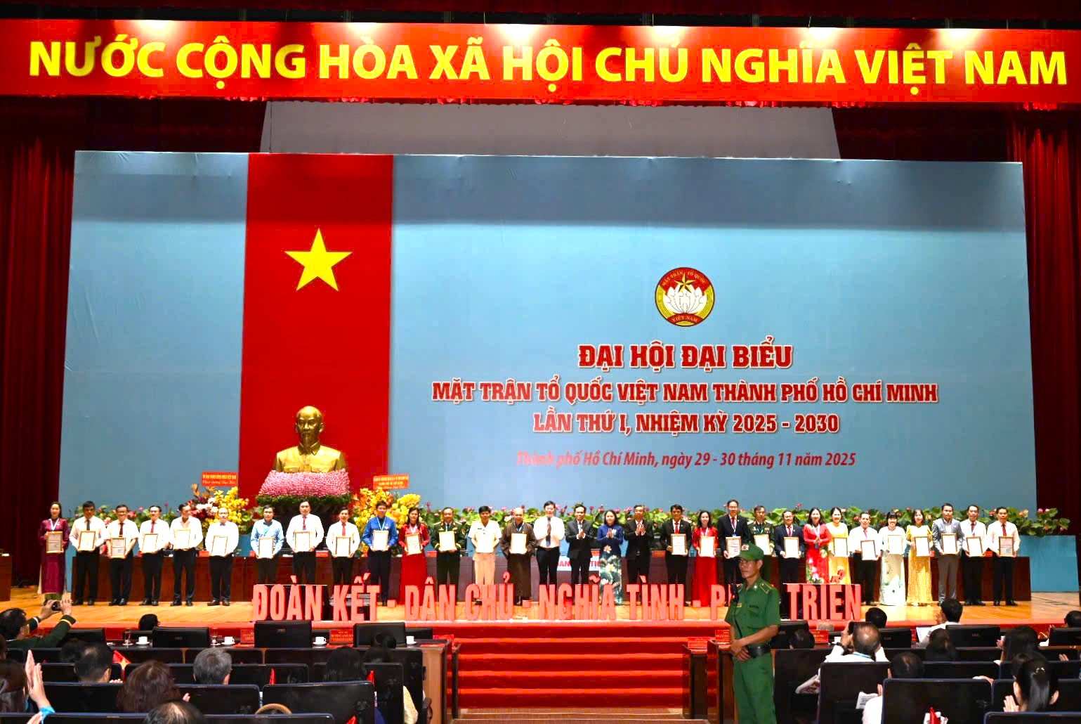 Bieu duong va cam on cac to chuc, ca nhan da tich cuc ho tro, chung tay vi dong bao mien Trung trong thoi gian qua. Anh: Dinh Trong