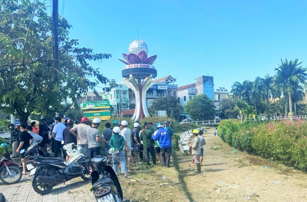 Vu viec nguoi dan ong duoc phat hien tu vong canh bo ho Madaguoi thu hut nhieu nguoi hieu ky toi theo doi co quan chuc nang kham nghiem hien truong. Anh: Phuc Khanh