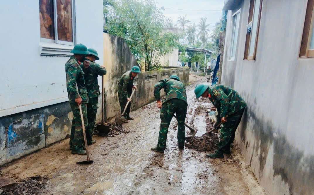 Trong qua trinh ho tro nguoi dan khac phuc hau qua mua lu tai cho moi thon Trung Luong 1, xa Tuy An Tay, Trung si Tran Van Nguyen – chien si Trung doi 1, Dai doi Coi 100, Trung doan 38 – da nhat duoc mot tui xach ben trong co 4 trieu dong va lap tuc bao cao de tim nguoi danh roi.  