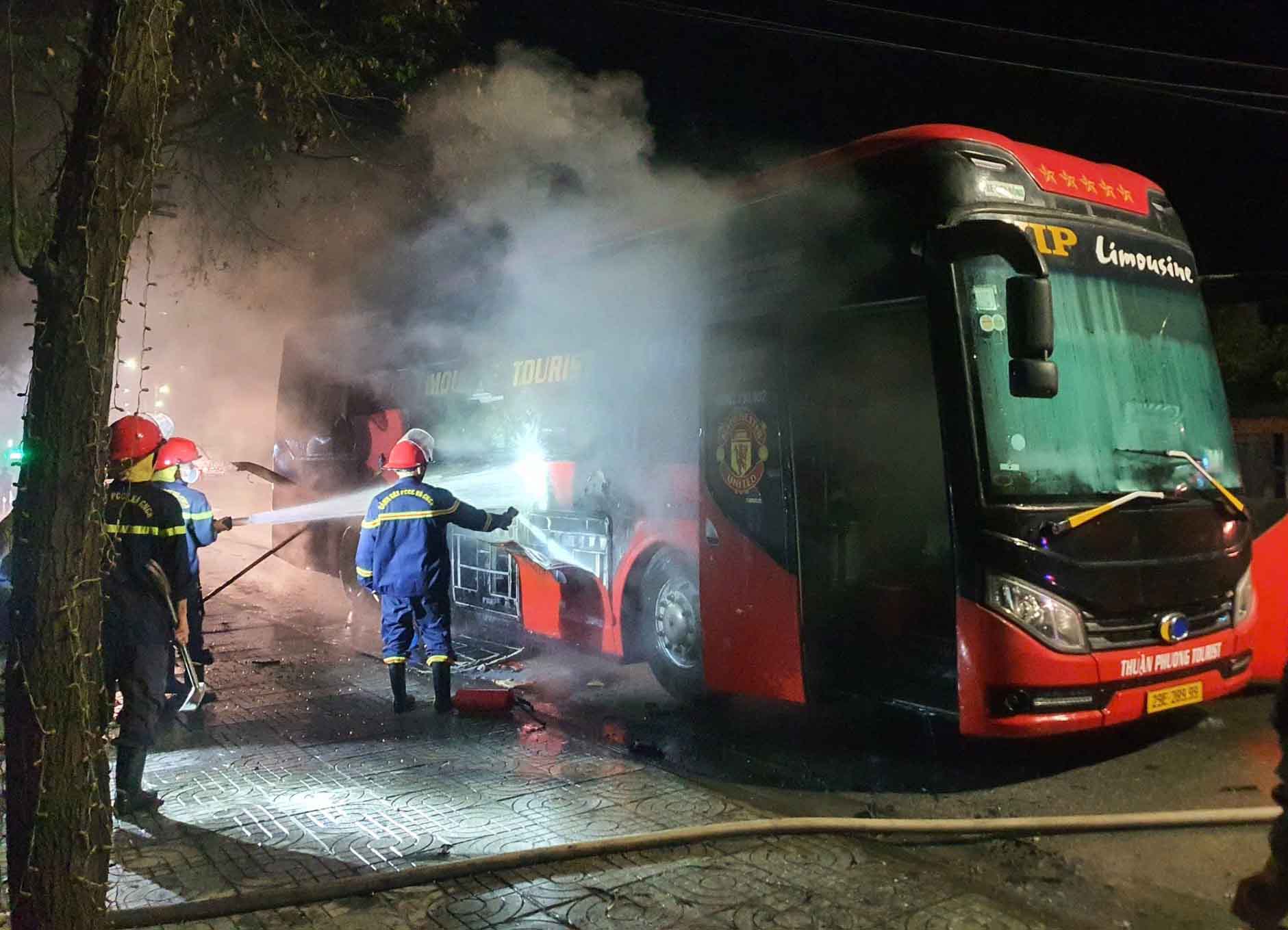 Dap lua tren chiec xe khach bi chay. Anh: Cong an Ha Tinh.