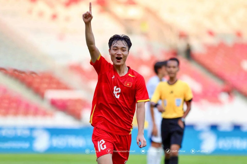 Nguyen Xuan Bac la lua chon tin cay cho tuyen giua cua U22 Viet Nam tai SEA Games 33. Anh: VFF