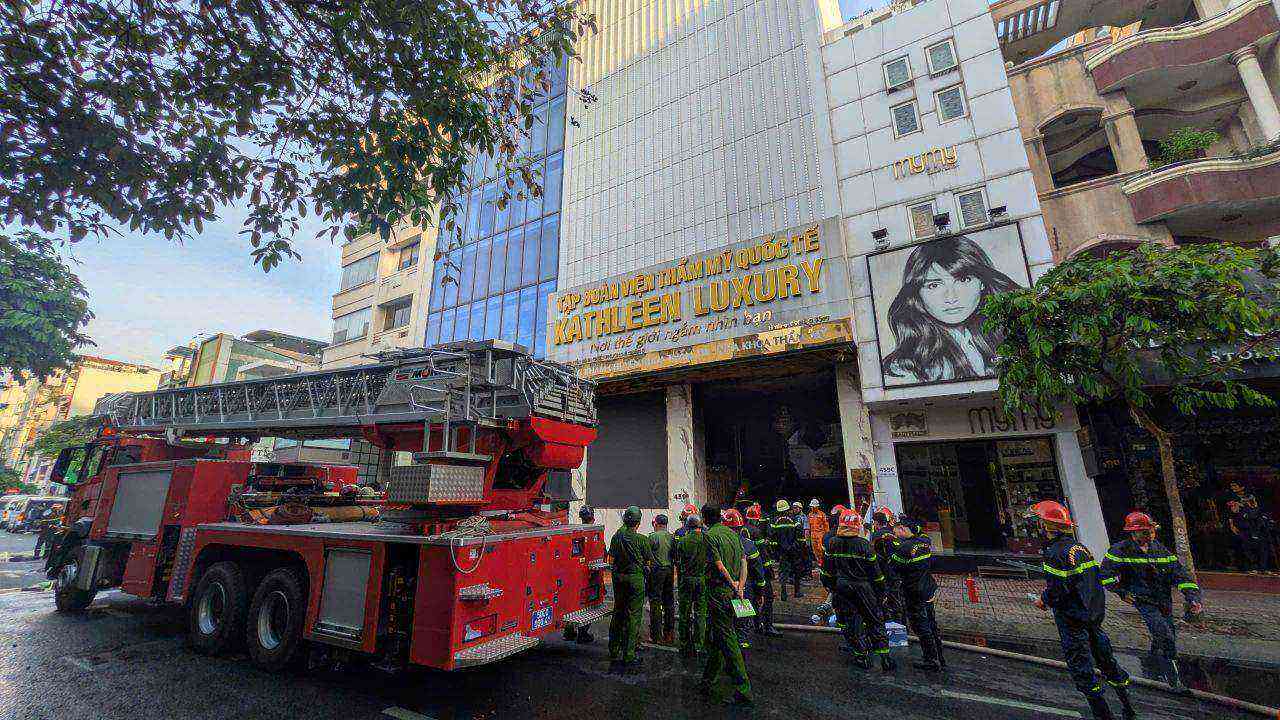 Firefighting forces were present at the scene, deploying firefighting work in the fire on the afternoon of November 29. Photo: Anh Tu