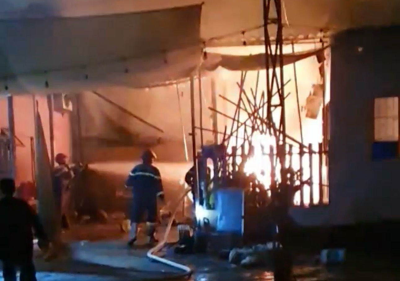 Luc luong Canh sat Phong chay chua chay va Cuu nan cuu ho dap vu chay nha dan. Anh: Duy Tuan 