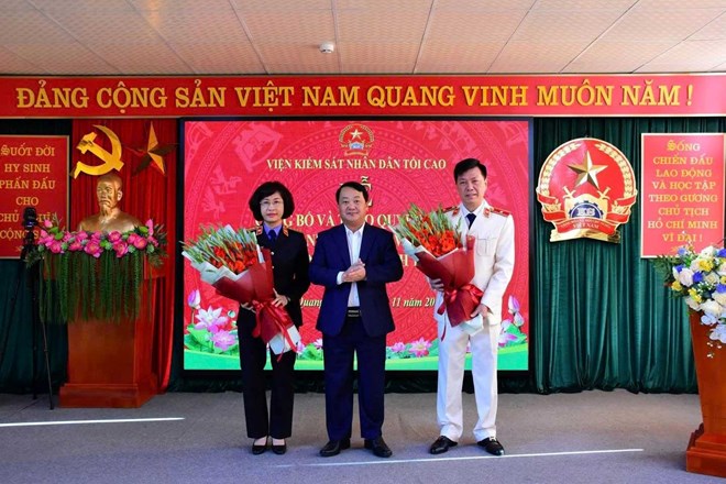 リー・ヴァン・フアン氏（右端）はトゥエンクアン省人民検察院長官への任命決定を受け取った。写真: ミンホア