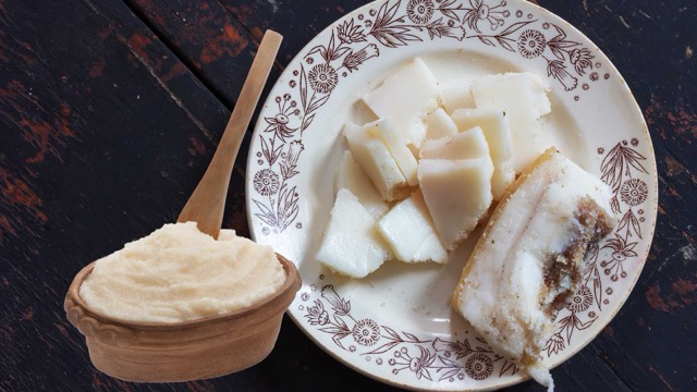 Pork fat contains oleic acid, a monounsaturated fat that helps control cholesterol that is good for the elderly. Graphic photo: Huong Son