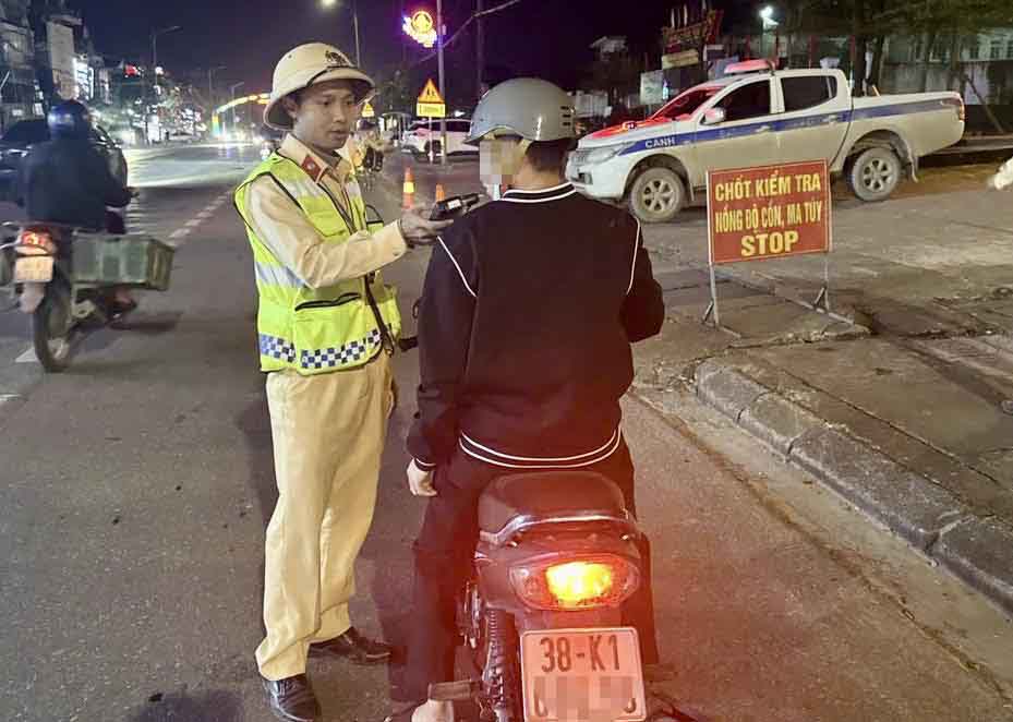 Trong ngày 29.11, Cảnh sát giao thông Hà Tĩnh đã phát hiện, xử phạt 41 trường hợp vi phạm nồng độ cồn. Ảnh: Công an Hà Tĩnh.