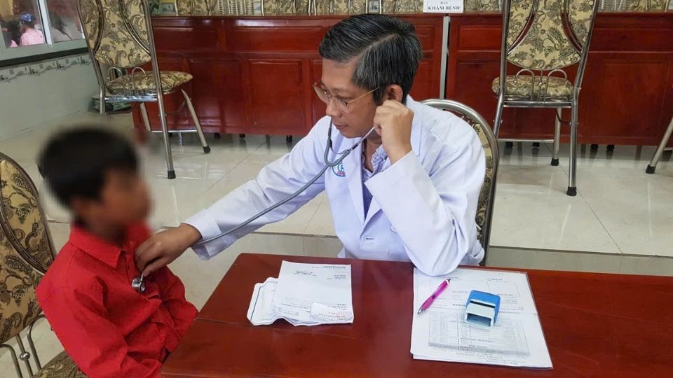 Bac si dang kham benh va tu van suc khoe cho nguoi dan tai Chua Quan Am, xa Tra On. Anh: Hoang Loc