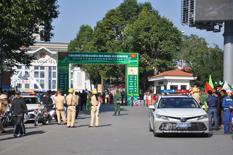 Luc luong chuc nang tinh Lao Cai co mat tai cua khau de dam bao an ninh cho giai dua. Anh: Dinh Dai