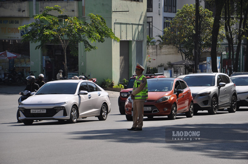 Phan luong giao thong tren dia ban Lao Cai de phuc vu giai dua. Anh: Dinh Dai