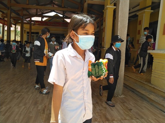 Gia Lai省の学校、貧しい生徒は、長年にわたって「Song va may tinh cho em」プログラムに従って機器の購入を展開することを期待しています。写真:Thanh Tuan