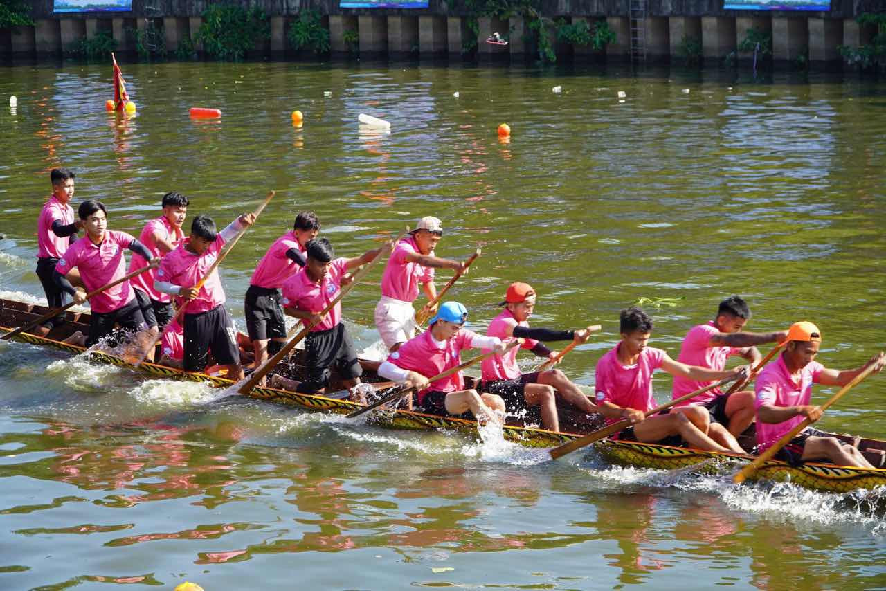 Exciting Ngo boat racing festival on Nhieu Loc - Thi Nghe canal in Ho Chi Minh City