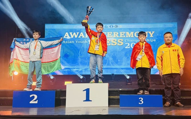 Chess player Xuan Phuong won the lightning flag gold medal at the 2025 Asian Youth Chess Championship. Photo: Bui Vinh