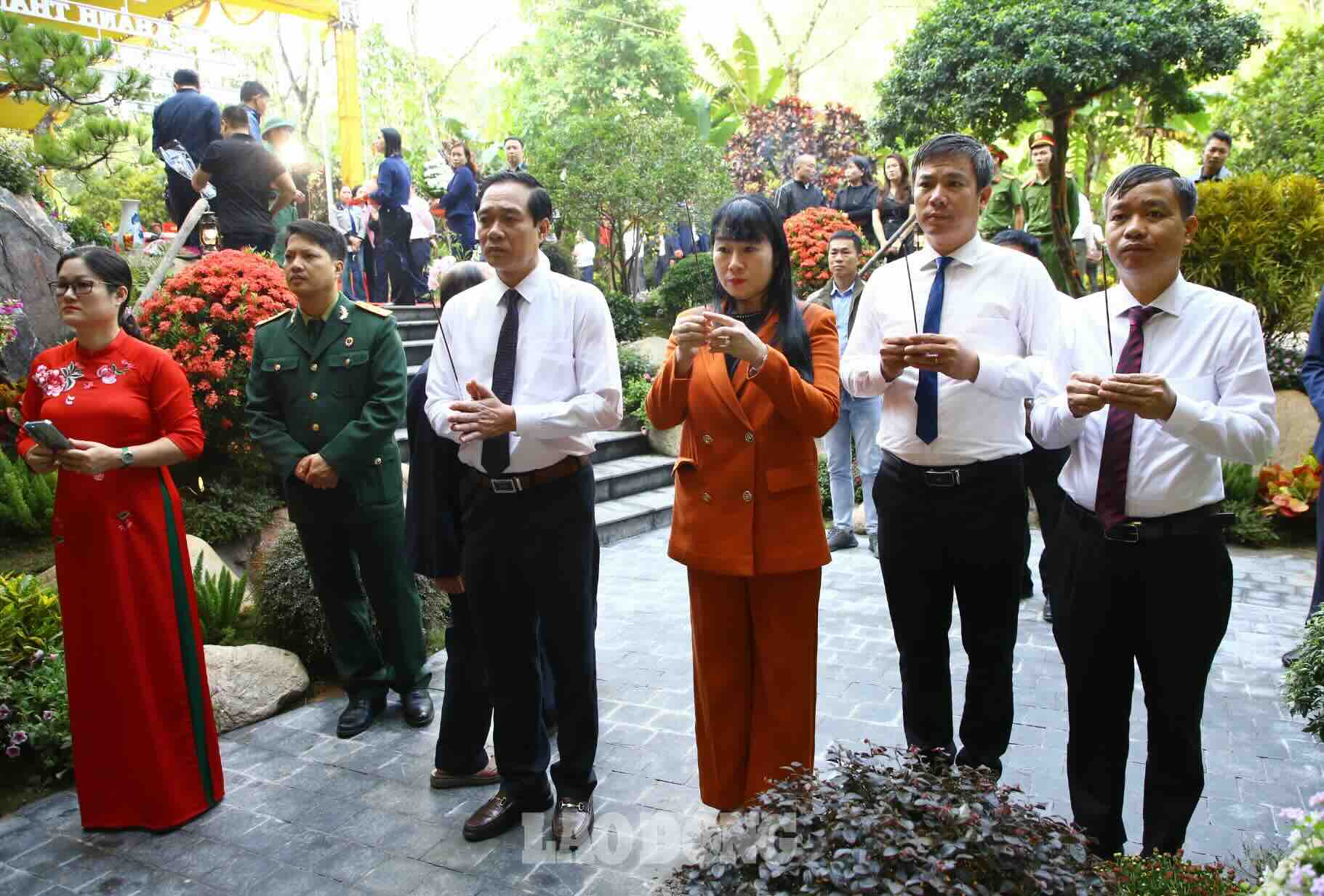 Dang huong, tuong nho cac anh hung liet si nam xuong vi to quoc. Anh: Cong Sang