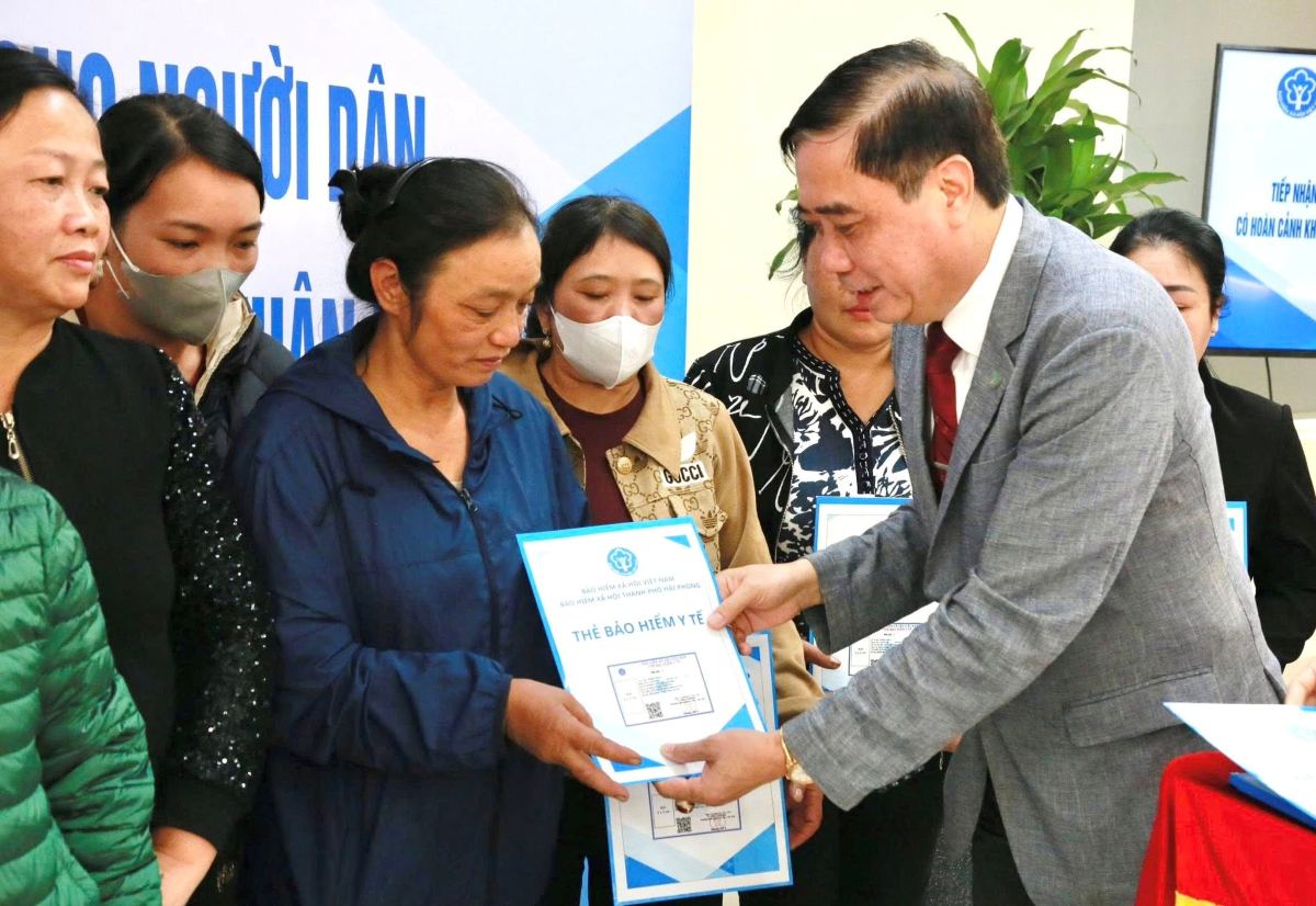 Mr. Vu Duc Khien - Deputy Director of the City Social Insurance - presented health insurance cards to women's union members in difficult circumstances. Photo: Hai Phong City Social Insurance