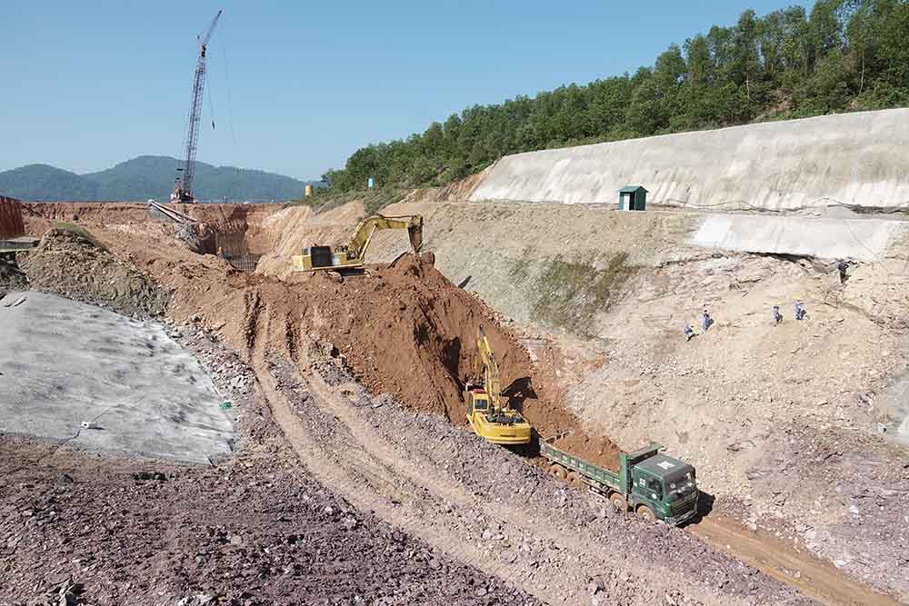 May moc, nhan cong dang thi cong tran xa lu ho Ke Go. Anh: Tran Tuan.