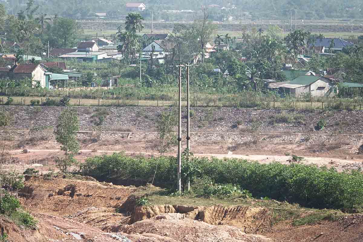 Du an dang vuong 2 cot dien chua di doi. Anh: Tran Tuan.
