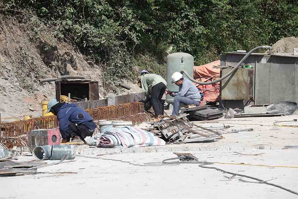 Cong nhan thi cong phan lan can cau bac qua tran xa lu. Anh: Tran Tuan.