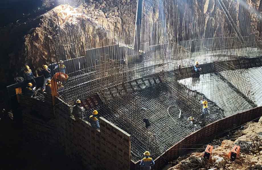Trabajadores construyendo durante la noche en el sitio de mejora y reparacion del lago Ke Go. Foto: Minh Hieu.
