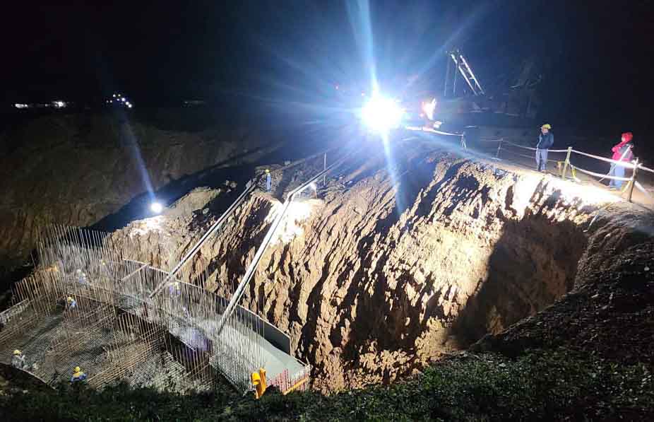 Hien nay thoi tiet thuan loi, nha thau tap trung thi cong ca vao ban dem de day nhanh tien do. Anh: Minh Hieu.