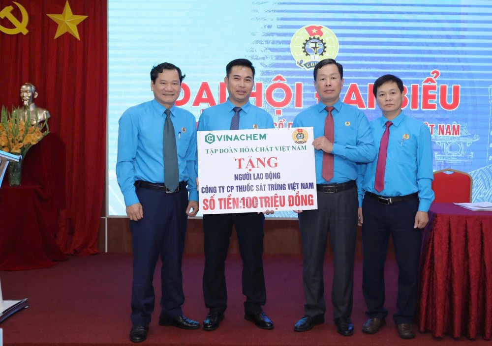 Mr. Nguyen Huy Thong - Chairman of the Vietnam Chemical Industry Trade Union (2nd from right) presented support to the representative of the workers. Photo: Xuan Tung
