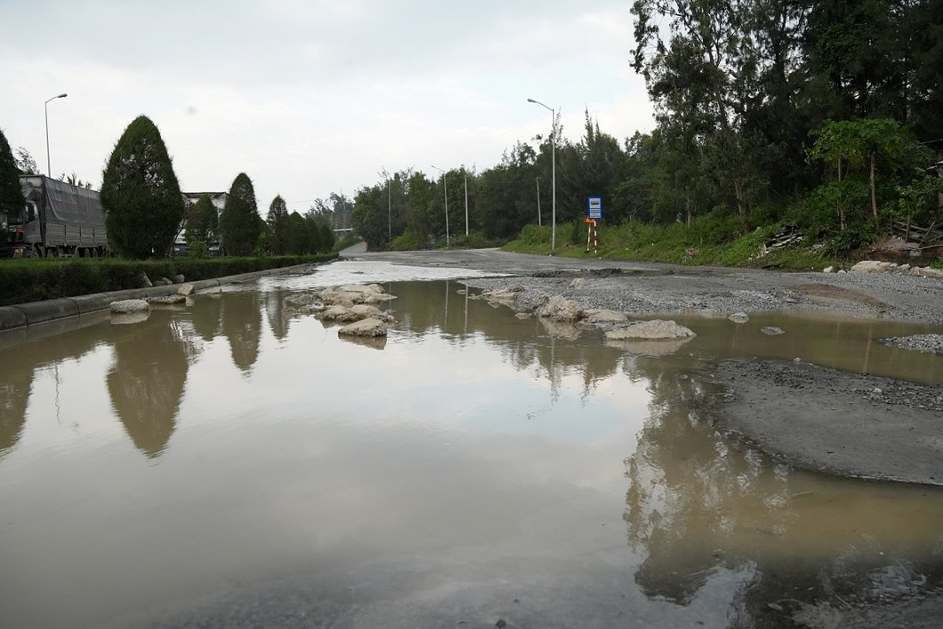 Nhieu doan duong tren Quoc lo 24C con te hon ca duong lang. Anh: Vien Nguyen