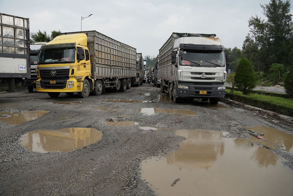 The road surface of National Highway 24C in Dung Quat Economic Zone is seriously degraded. Photo: Vien Nguyen