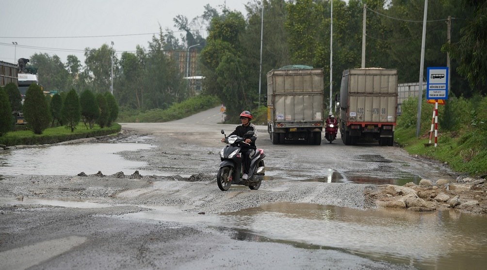 Quoc lo 24C, doan phia truoc cong cang Quoc te Gemadept Dung Quat bi cay xoi nham nho. Anh: Vien Nguyen