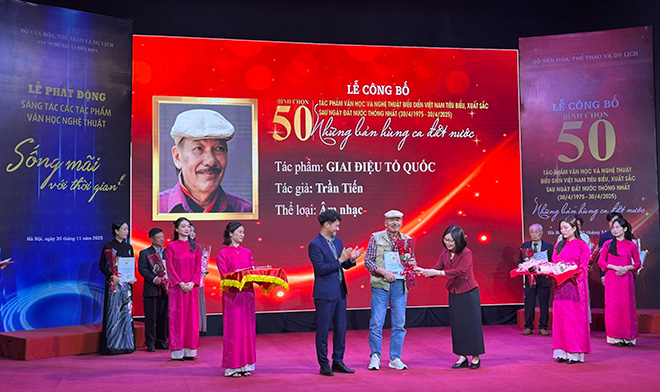 El musico Tran Tien recibio el premio con la obra 'Giai dieu To quoc'. Foto: Quynh An