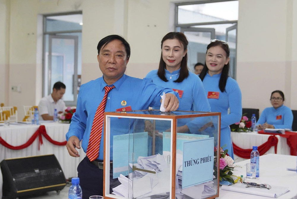 El Sindicato de Base de la Compañia Anonima de Confeccion Hoa Tho - Quang Nam organiza el VII Congreso para el mandato 2025-2030. Foto: Sindicato de Thang Binh.