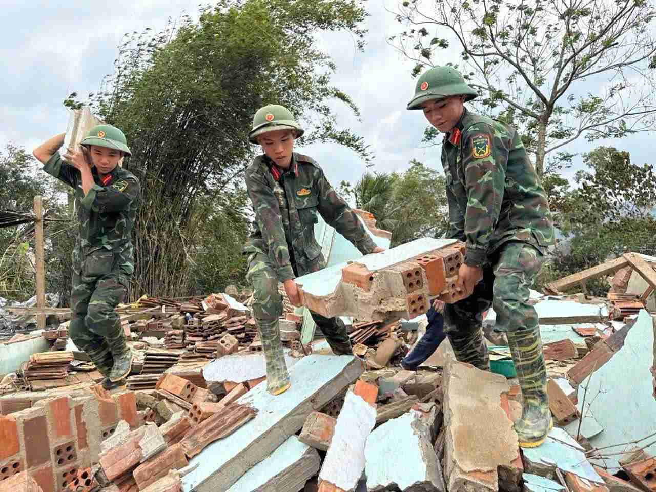Military Region 5 is implementing a plan to build houses for people whose houses were completely collapsed after the flood. Photo: Pham Tung