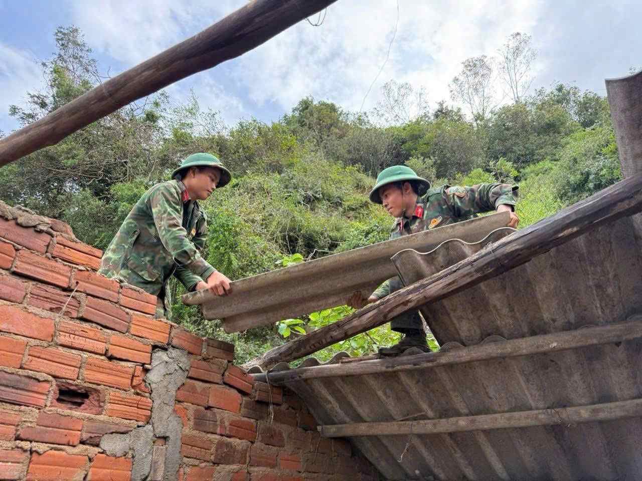 Quan khu 5 hop hiep dong, trien khai phuong an xay dung nha o cho dan co nha sap hoan toan sau dot mua lu tai Gia Lai, Dak Lak va Khanh Hoa.