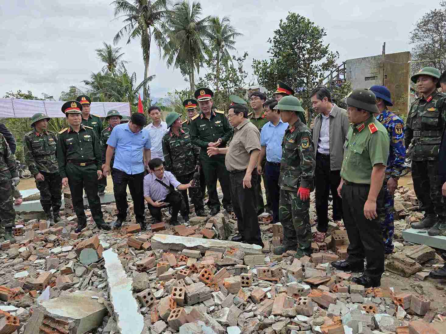 Thu tuong Pham Minh Chinh phat dong “chien dich Quang Trung“, than toc xay dung nha cho dan bi sap do do mua lu. Anh: Huu Long