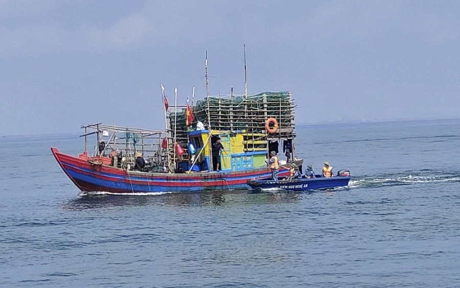 Nghe An authorities organize inspections of fishing vessels to prevent illegal fishing activities. Photo: Ngoc Anh