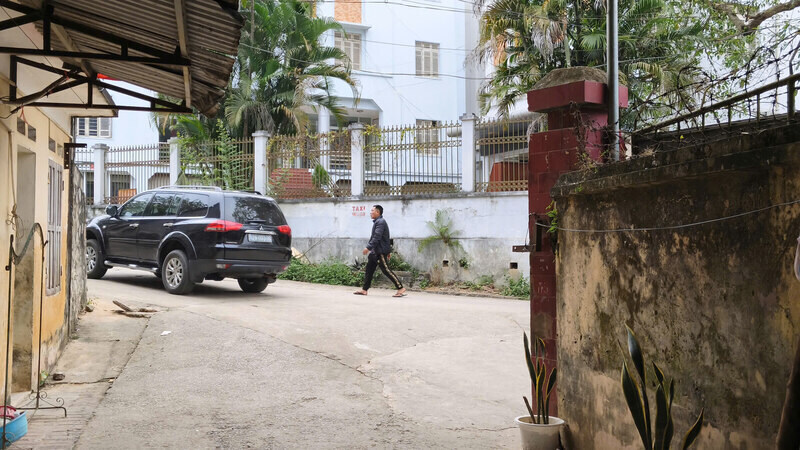 Ngay 30.11, theo ghi nhan cua PV, loat xe cong vu lai tiep tuc xuat hien tai tru so lam viec cu cua Doi Quan ly thi truong so 4, tinh Lang Son. Anh: Nhom PV