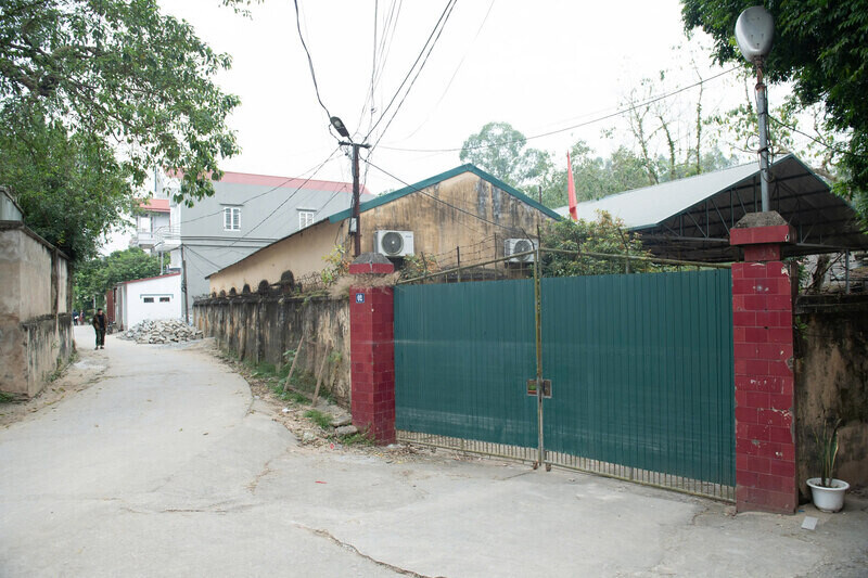 Theo ghi nhan cua PV, tru so cu cua Doi Quan ly thi truong so 4, Lang Son nam sau trong khu dan cu va cach cho Met khoang 100m. Anh: Nhom PV