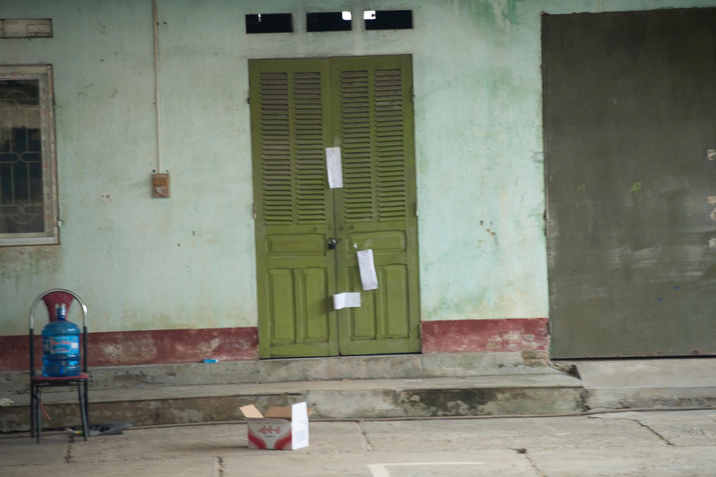 Khu nha an, bep voi canh cua mau xanh dang duoc niem phong. Anh: Nhom PV