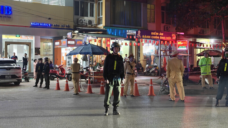 Truoc do, vao ngay 28 va 29.11, luc luong cong an xuat hien tai tru so va khu vuc duong dan vao tru so lam viec cu cua Doi Quan ly thi truong so 4 (xa Huu Lung, Lang Son). Dac biet, vao chieu toi ngay 29.11, co quan chuc nang da phong toa tuyen duong nay. Anh: Nhom PV